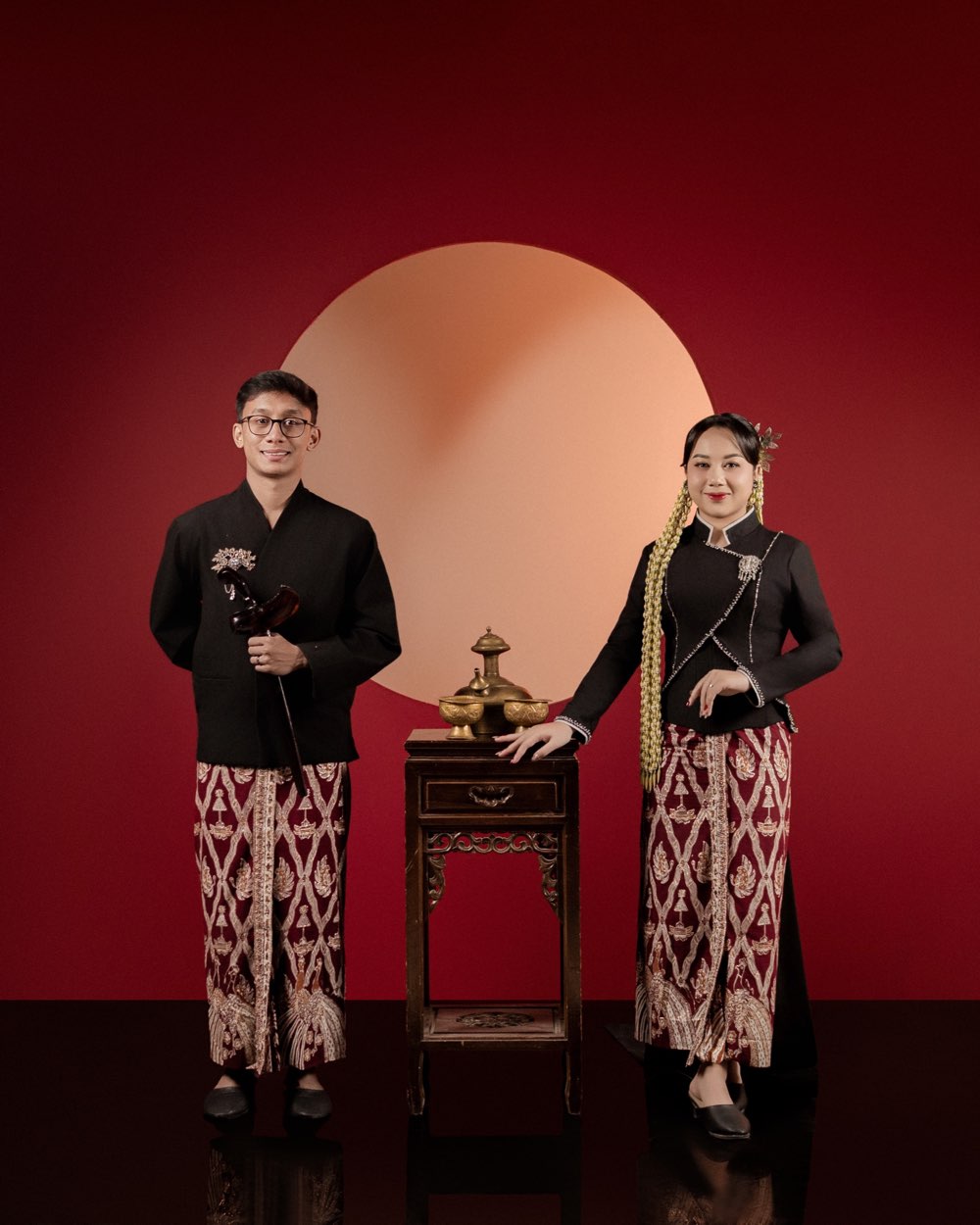 Danu dan Nilam dalam busana adat di studio merah